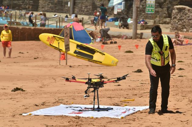 Un drone utilisé pour la surveillance des requins sur la plage de Bilgola au nord de Sydney le 10 décembre 2017 [PETER PARKS / AFP/Archives]
