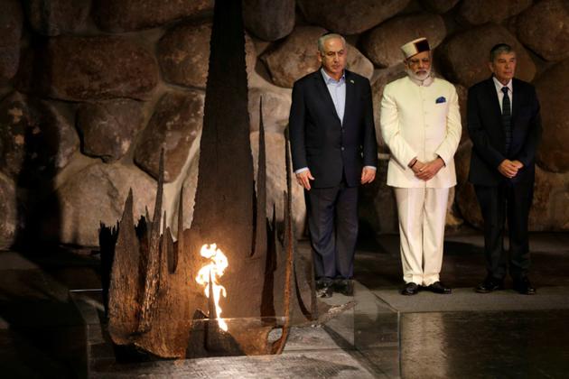Le Premier ministre israélien Benjamin Netanyahu et son homologue indien au mémorial de l'Holocauste de Yad Vashem à Jérusalem, le 4 juillet 2017 [ABIR SULTAN / POOL/AFP]