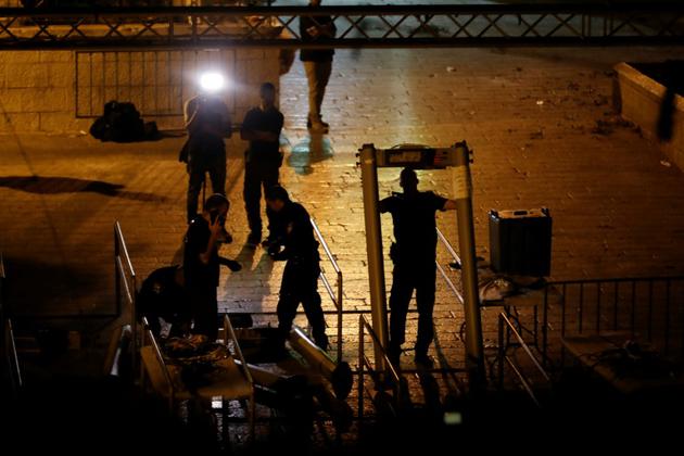 Les forces de sécurité israéliennes démontent les détecteurs de métaux de l'esplanade des Mosquées le 24 juillet 2017 à Jérusalem [Ahmad GHARABLI / AFP]