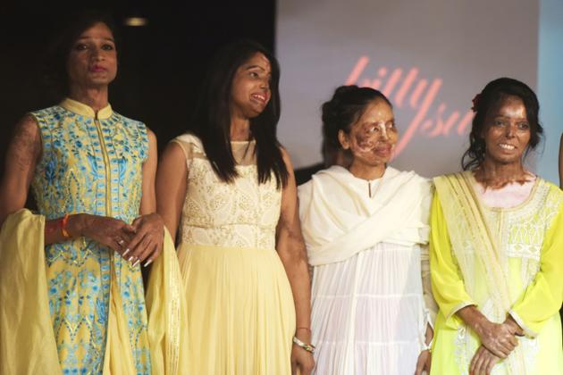 Neuf femmes défigurées par de l'acide ont défilé lors du premier événement de haute couture réservé aux survivantes du fléau que représente ce type d'aggressions en Inde, à New Delhi le 25 novembre 2017.  [DOMINIQUE FAGET / AFP]