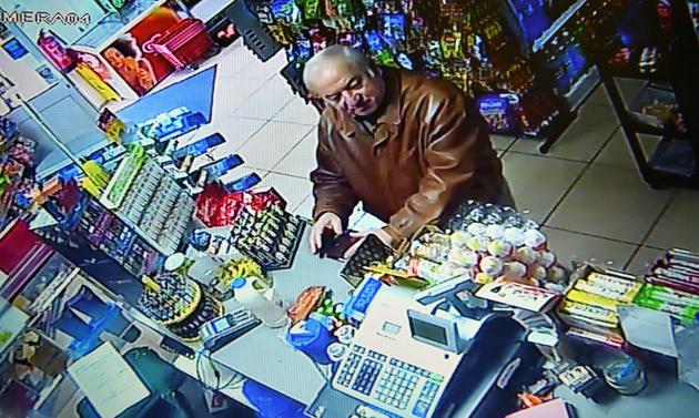 Capture d'écran d'une vidéo de surveillance montrant Sergueï Skripal en train de faire ses courses à Salisbury, en Angleterre, le 27 février 2018 [- / AFP/Archives]
