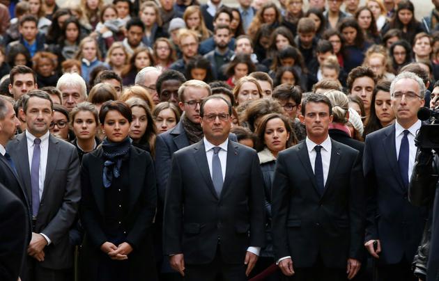 François Hollande, entouré de membres de son gouvernement, observe une minute de silence en mémoire des victimes des attentats du 13 novembre , dans la cour de la Sorbonne à Paris, le 16 novembre 2015 [GUILLAUME HORCAJUELO / POOL/AFP/Archives]