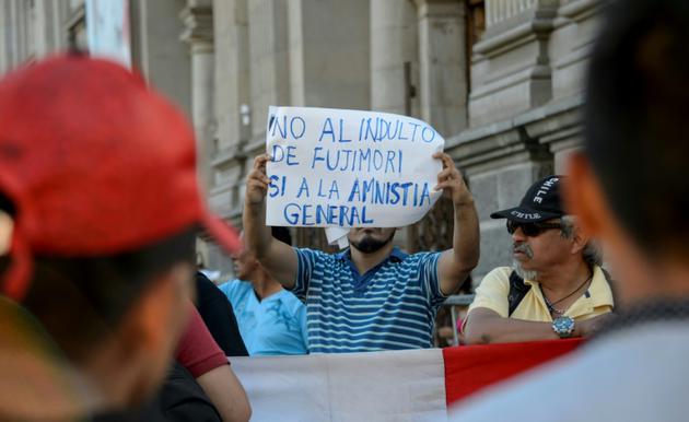Des Péruviens manifestent contre la grâce accordée par le président Pedro Pablo Kuczynski à l'ex-président Alberto Fujimori, le 25 décembre 2017 à Lima [Martin BERNETTI / AFP]
