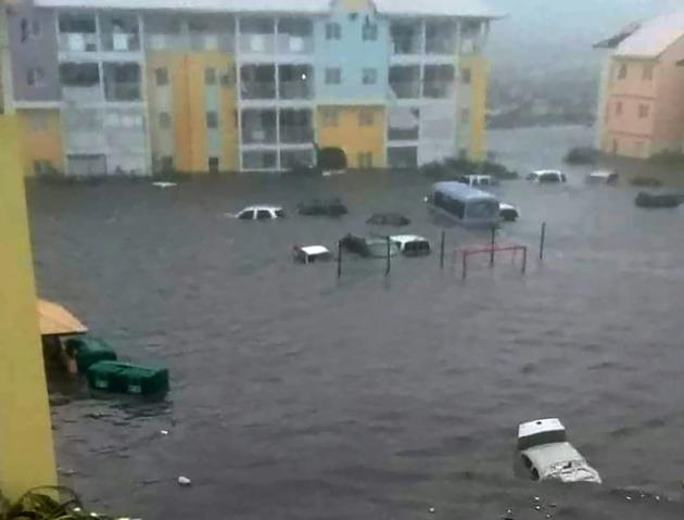 Photo du compte Twitter de RCI.fm montrant une rue inondée à Saint-Marin, île franco-néerlandaise dans les Caraïbes, le 6 septembre 2017 [Rinsy XIENG / TWITTER/AFP]