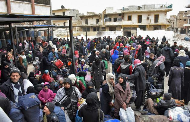 Des habitants d'Alep-est, en Syrie, fuient meurs maisons, le 30 novembre 2016 [George OURFALIAN / AFP]
