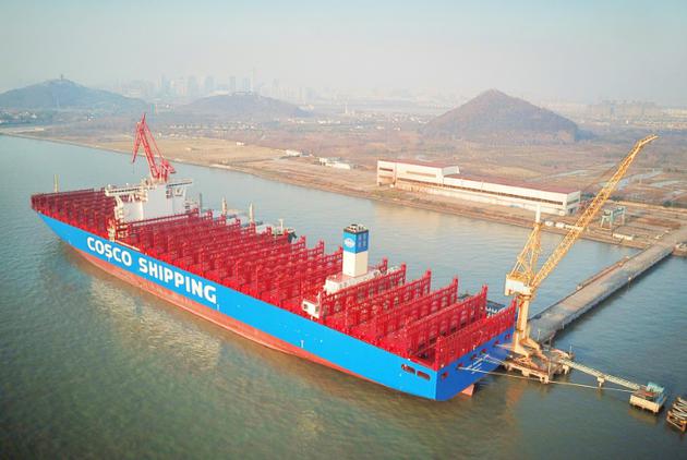 Vue aérienne d'un porte-conteneur chinois de 20.000 EVP (equivalents vingt pieds), à Nantong (province du Jiangsu), le 16 janvier 2018    [- / AFP]