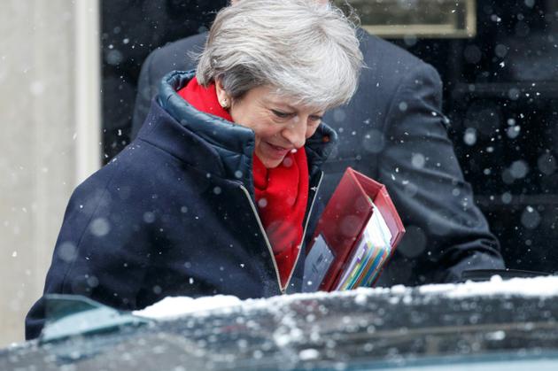 La Première ministre britannique Theresa May quitte Downing Street pour se rendre à la séance de questions au Parlement, le 28 février 2018 [Tolga AKMEN / AFP]