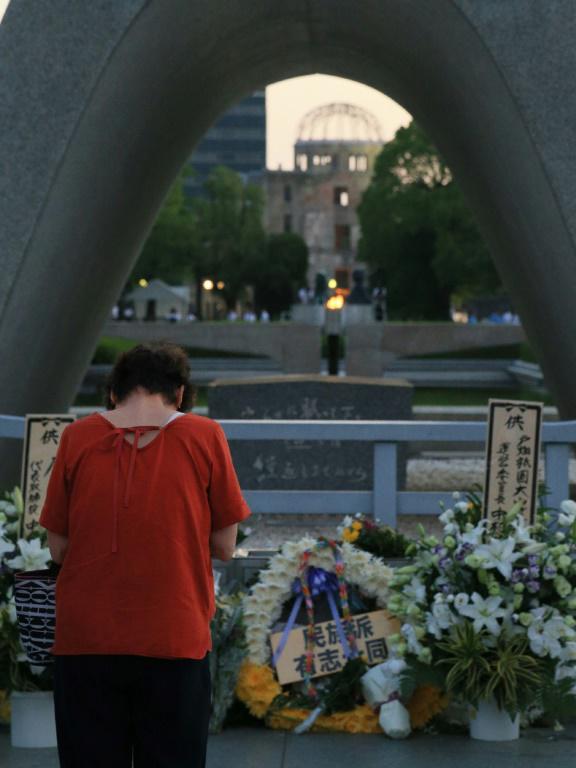 Une femme prie dans le parc du Mémorial de la Paix, à Hiroshima, le 6 août 2017 [STR / JIJI PRESS/AFP/Archives]