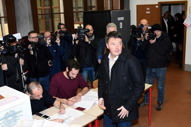 Matteo Renzi, chef du Parti démocrate, arrive pour déposer son bulletin dans l'urne le 4 mars 2018 dans un bureau de vote à Florence [Claudio GIOVANNINI / AFP]