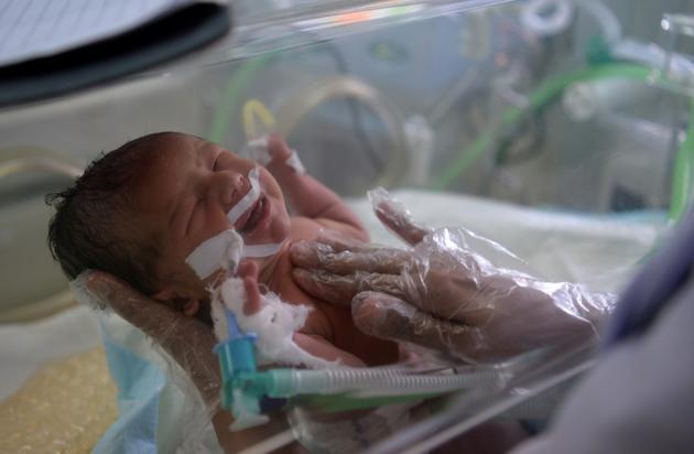 Un nouveau né dans une unité de soins néonatale de soins intensifs à Islamabad le 20 février 2018 [AAMIR QURESHI / AFP]