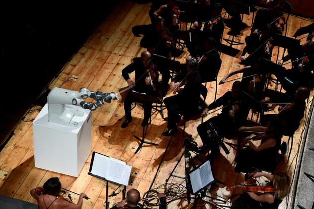 YuMi dirige l'orchestre philarmonique, le 12 septembre 2017 à Pise [MIGUEL MEDINA / AFP]