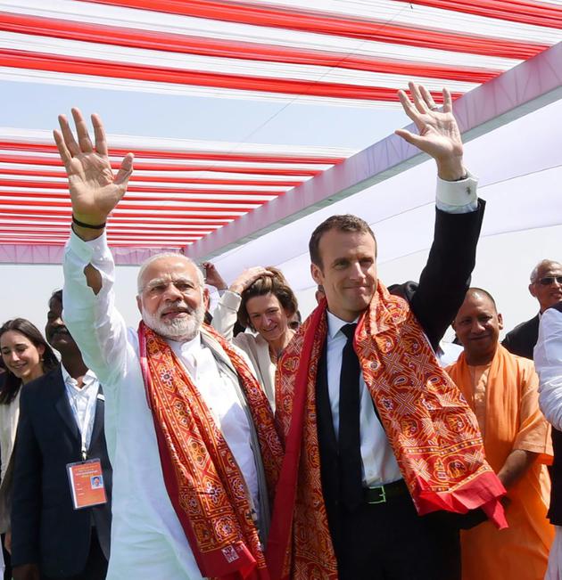 Le président de la République française Emmanuel Macron et le Premier ministre indien Narendra Modi le 12 mars 2018 à Mirzapur en Inde [Handout / PIB/AFP]
