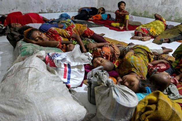 Des villageois ayant fui le cyclone Mora dans un abri à Cow's Bazar, au Bangladesh, le 29 mai 2017 [STR / AFP/Archives]
