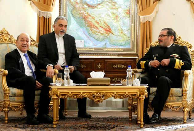Le chef de la diplomatie française Jean-Yves Le Drian (à gauche) reçu à Téhéran par l'amiral Ali Shamkhani, secrétaire du Conseil suprême de la sécurité nationale iranienne le 5 mars 2018 [ATTA KENARE / AFP]