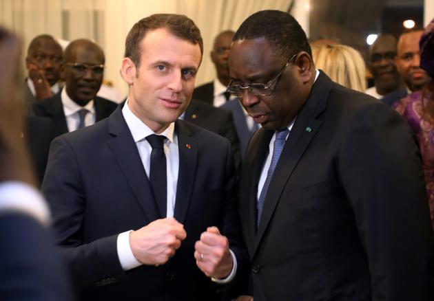 Le président français Emmanuel Macron (C-G) s'entretient avec son homologue sénégalais Macky Sall après son arrivée à Dakar le 2 février 2018 [ludovic MARIN / AFP]