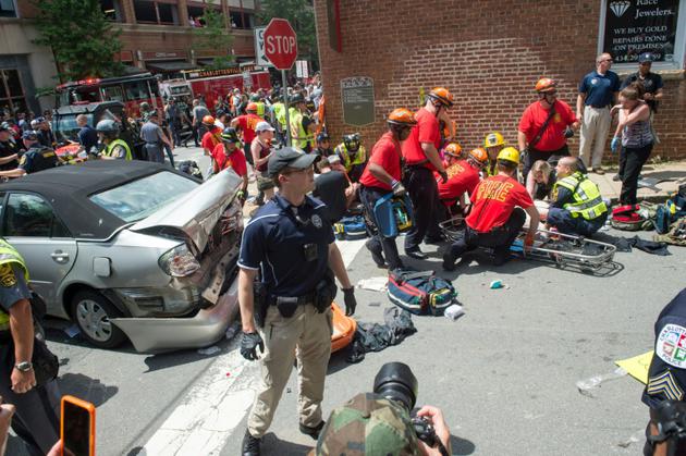 Les secours à l'oeuvre, le 12 août 2017 à Charlottesville, en Virginie, après qu'un véhicule a foncé dans une foule de contre-manifestants [PAUL J. RICHARDS / AFP]