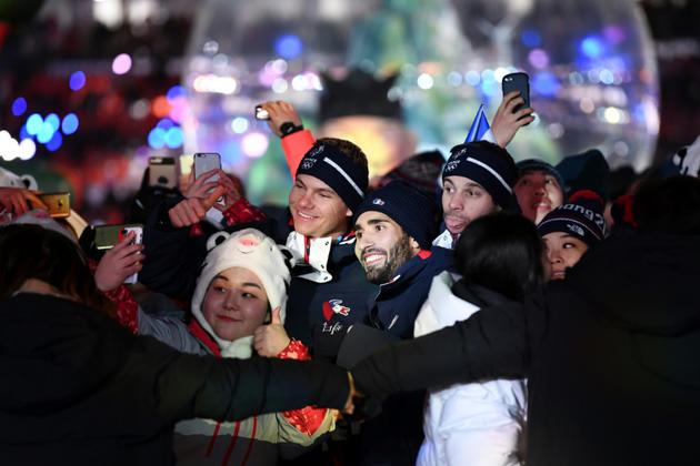 Le biathlète Martin Fourcade pose pour des selfies avec d'autres athlètes et volontaires de la cérémonie de clôture à Pyeongchang, le 25 février 2018 [Jonathan NACKSTRAND / AFP]