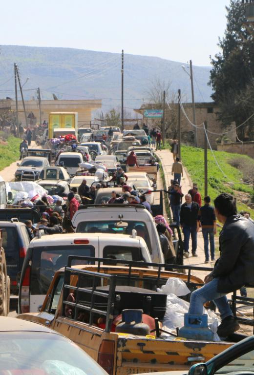 Des civils jetés sur les routes après avoir fui la ville d'Afrine, dans le nord-ouest de la Syrie, cible d'une offensive turque, le 12 mars 2018 [STRINGER / AFP]