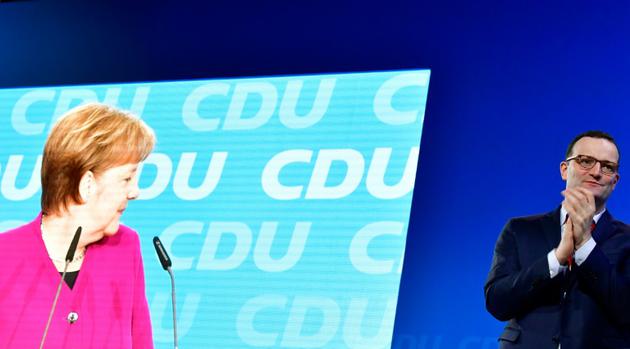 Angela Merkel applaudie par Jens Spahn lors du congrès de la CDU, le 26 février 2018 à Berlin [Tobias SCHWARZ / AFP]