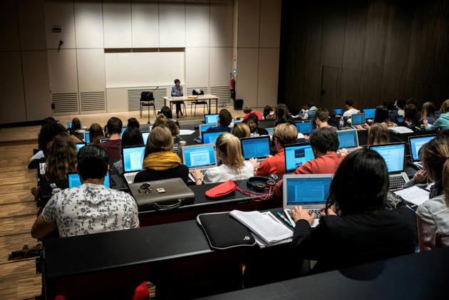 Des étudiants prennent des notes lors d'un cours dans une université de Lyon (France) le 18 septembre 2015 [JEFF PACHOUD / AFP/Archives]