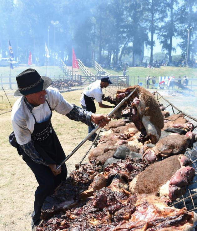 Nouveau Guinness record du plus grand barbecue du monde, le 10 décembre 2017 en Uruguay [MIGUEL ROJO / AFP]