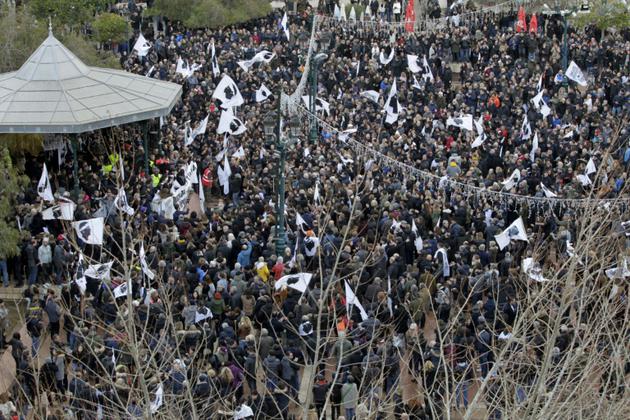 Plusieurs milliers de personnes défilent lors d'une démonstration de force nationaliste destinée à pousser le président Emmanuel Macron à "ouvrir le dialogue" sur les revendications autonomistes, le 3 février 2018 à Ajaccio [Pascal POCHARD-CASABIANCA / AFP]