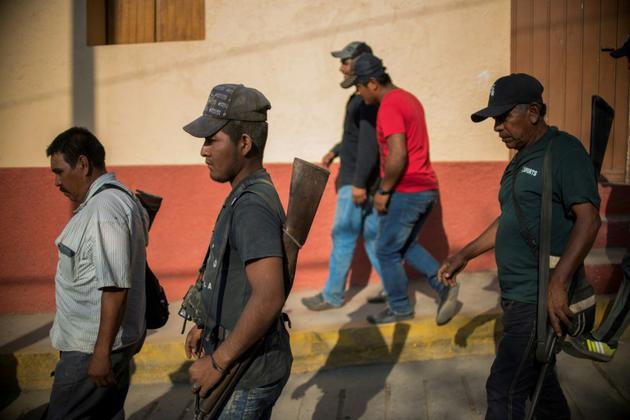 Des civils armés marchent dans les rues de Tlacotepec, municipalité d'Heliodoro Castillo au Mexique, le 24 mars 2018 [Pedro PARDO / AFP]