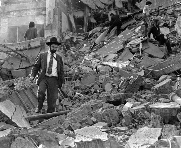 Les ruines de l'immeuble de la mutuelle Amia à Buenos Aires après l'attentat à la bombe perpétré le 18 juillet 1994 [ALI BURAFI / AFP/Archives]