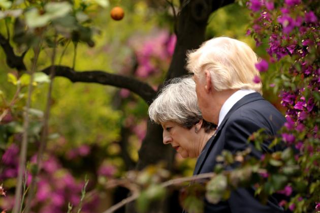 Le président américain Donald Trump (d) s'entretient avec la Première ministre britannique Theresa May, lors du sommet des chefs d'État du G7, à Taormina, en Italie, le 26 mai 2017 [JONATHAN ERNST / POOL/AFP]