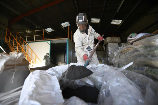 Un employé de Gétade Environnement qui fabrique des produits phytosanitaires biologiques à Bussac-Forêt, dans l'ouest de la France, le 26 janvier 2018 [XAVIER LEOTY / XL/AFP]
