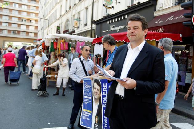 Thierry Solère distribuant des tracts sur un marché de Boulogne-Billancourt, lors d'une campagne pour les législatives, le 27 mai 2012 [THOMAS SAMSON / AFP/Archives]