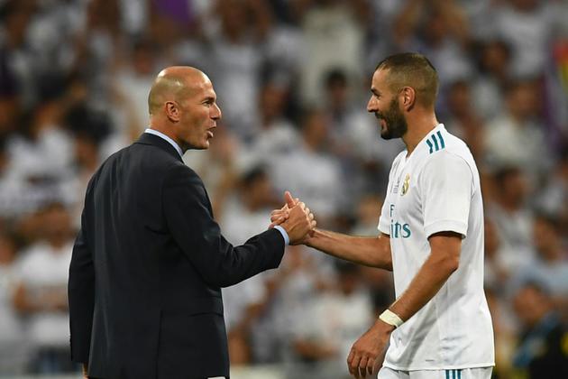 Zinedine Zidane qui remporte son septième titre félicite son avant-centre buteur Karim Benzema, le 16 août 2017 à Madrid [GABRIEL BOUYS / AFP]
