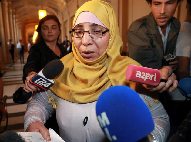 Zoulikha Aziri, la mère de Mohamed Merah, parle aux journalistes le 18 octobre 2017 après avoir témoigné devant la cour d'assises de Paris  [JACQUES DEMARTHON / AFP/Archives]