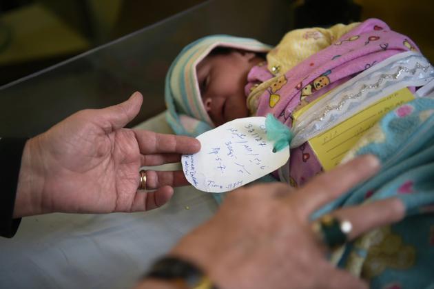 Un nouveau-né dans une maternité à Kaboul, le 26 décembre 2017 mais son anniversaire sera célébré par facilité tous les 1ers janvier,  faute de certificat de naissance officiel [Shah MARAI / AFP]