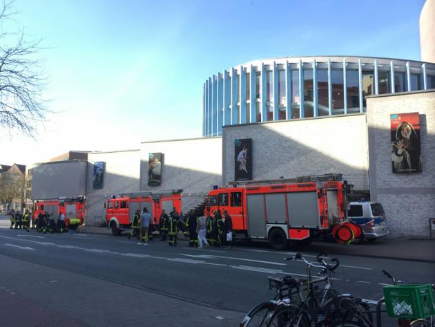 Des membres des services de secours policiers déployés à Münster (nord-ouest de l'Allemagne), le 7 avril 2018 après qu'une voiture a foncé dans la foule [- / dpa/AFP]