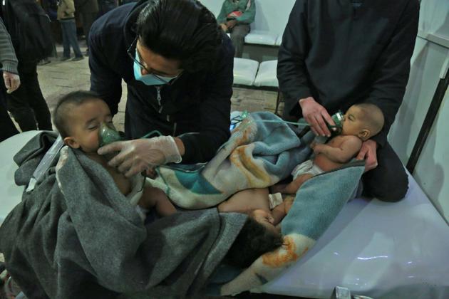 Des bébés soignés dans un hôpital de campagne après des accusations d'attaque chimique par le régime sur la région de Chifouniyé dans la Ghouta orientale, le 25 février 2018 [HAMZA AL-AJWEH / AFP]