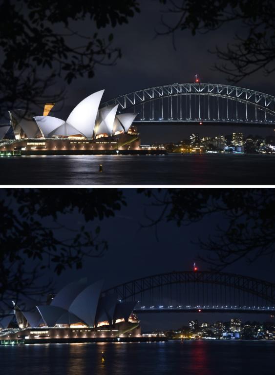 Le Harbour Bridge et l'Opéra de Sydney observent l'"Heure pour la planète". Le 24 mars 2018. [PETER PARKS / AFP]