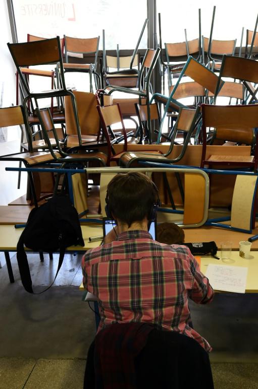 Un étudiant travaille le 19 avril 2018 devant l'accès bloqué de la faculté de Littérature d'Aix-en-provence    [Boris HORVAT / AFP]