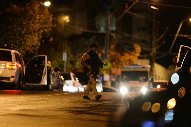 Un policier en patrouile sur les lieux de la prise d'otage de Melbourne le 5 juin 2017 [Mal Fairclough / AFP]