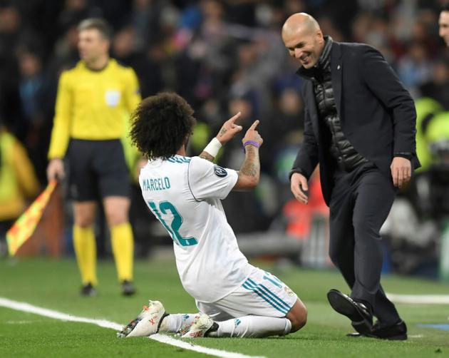 Marcelo fête son but pour le Real avec son entraîneur Zinédine Zidane, le 14 février 2018 au stade Santiago Bernabeu [GABRIEL BOUYS                      / AFP]