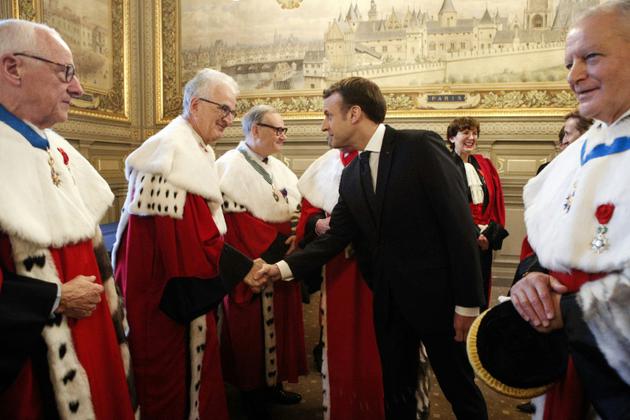 Le président Emmanuel Macron sert la main du Premier président de la cour de cassation Bertrand Louvel à Paris, le 15 janvier 2018 [Francois Mori / POOL/AFP]
