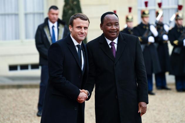 Le président Emmanuel Macron et son homologue nigérien Mahamadou Issoufou, le 12 décembre 2017 à l'Elysée, à Paris [ALAIN JOCARD / AFP/Archives]