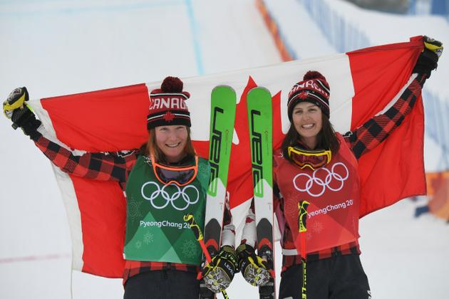Les Canadiennes Brittany Phelan (g) et Kelsey Serwa posent sur le podium après l'épreuve de skicross aux JO de Pyeongchang le 23 février 2018 [LOIC VENANCE / AFP]