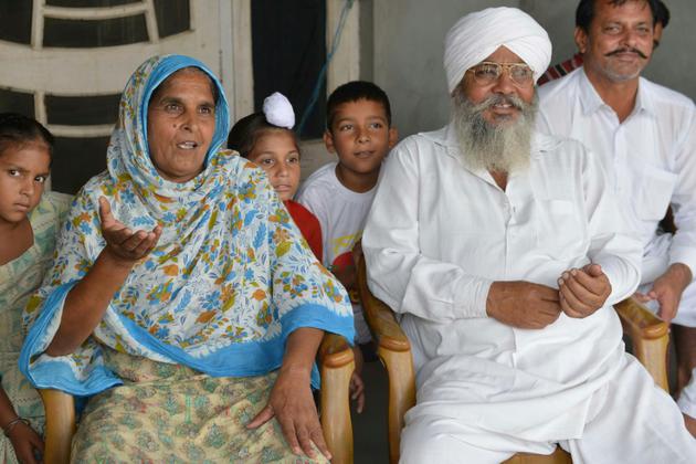 Narinder Kaur, 54 ans (G), et son mari Gurmej Singh, 60 ans, lors d'un entretien dans leur maison près d'Amritsar, dans le Penjab en Inde, le 6 juillet 2017 [NARINDER NANU / AFP]