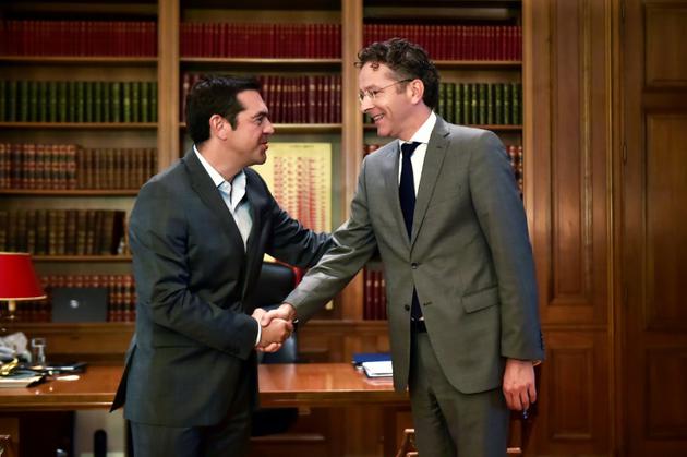 Le Premier ministre grec Alexis Tsipras (g) accueille le président de l'Eurogroupe  Jeroen Dijsselbloem, à Athènes le 25 septembre 2017 [LOUISA GOULIAMAKI / AFP/Archives]