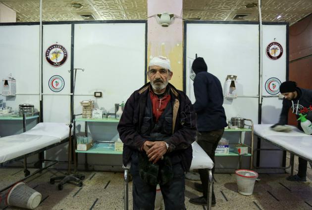 Un vieil homme syrien blessé dans une clinique de Douma après des bombardements du régime sur cette ville de la Ghouta orientale, le 24 février 2018 [HAMZA AL-AJWEH / AFP]