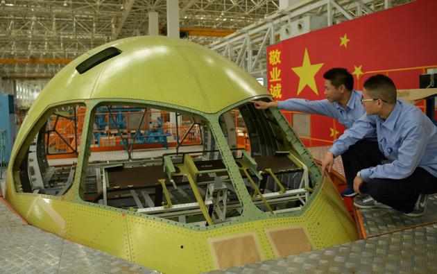 Construction d'un C919 à l'usine de Chengdu, dans la province du Sichuan, le 4 mai 2017 [STR / AFP]