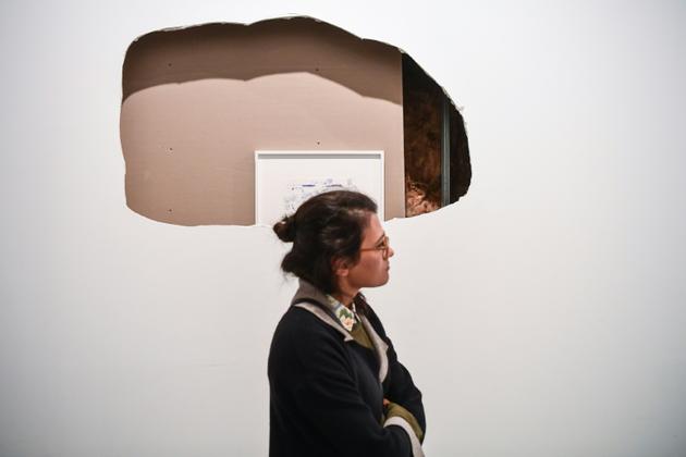 Une visiteuse passe devant une installation lors de la 15e Biennale d'Instabul, le 3 novembre 2017 [OZAN KOSE / AFP]