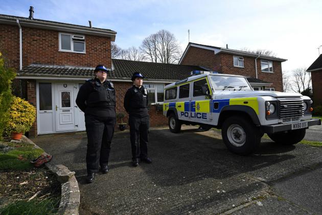 Des policiers britanniques à Salisbury dans le cadre de l'enquête suite à l'empoisonnement présumé d'ex-agent double Sergueï Skripal, le 6 mars 2018 [Chris J Ratcliffe / AFP]