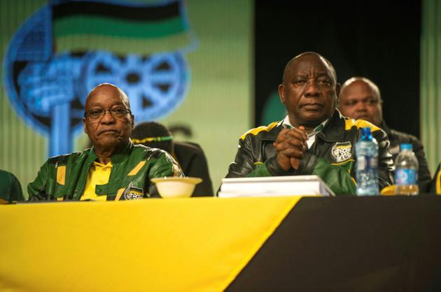 Le président sud-africain Jacob Zuma (gauche) et le vice-président Cyril Ramaphosa (droite), lors d'une confére"nce de presse du Congrès national africain (ANC) au pouvoir, le 5 juillet 2017 à Johannesburg. [MUJAHID SAFODIEN / AFP/Archives]